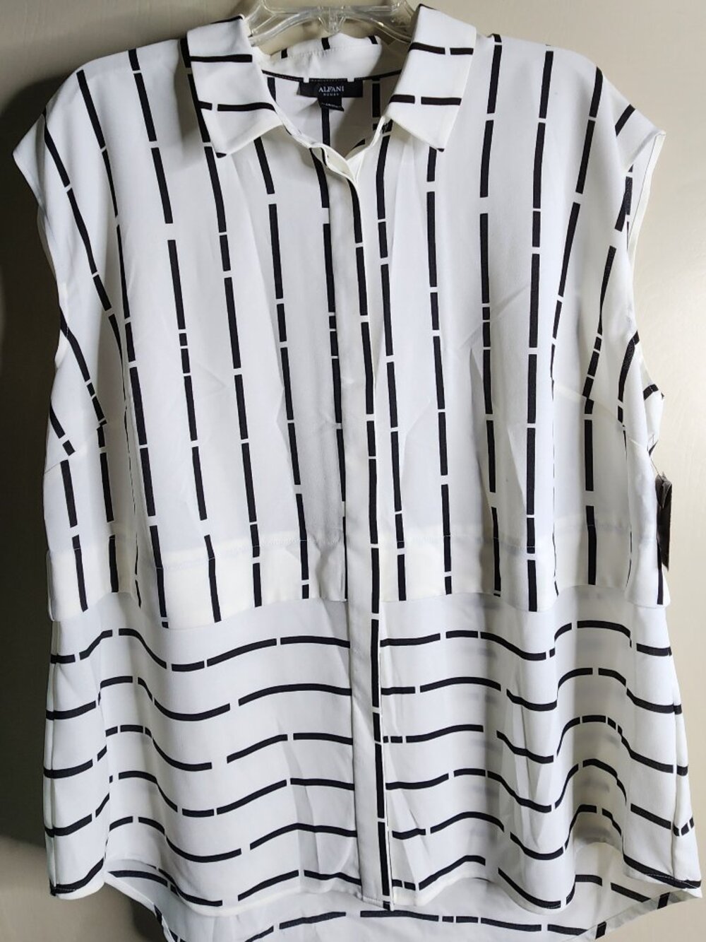 NWT Alfani Sleeveless White Blouse – 16W, Black Line Print, Hidden Button Front